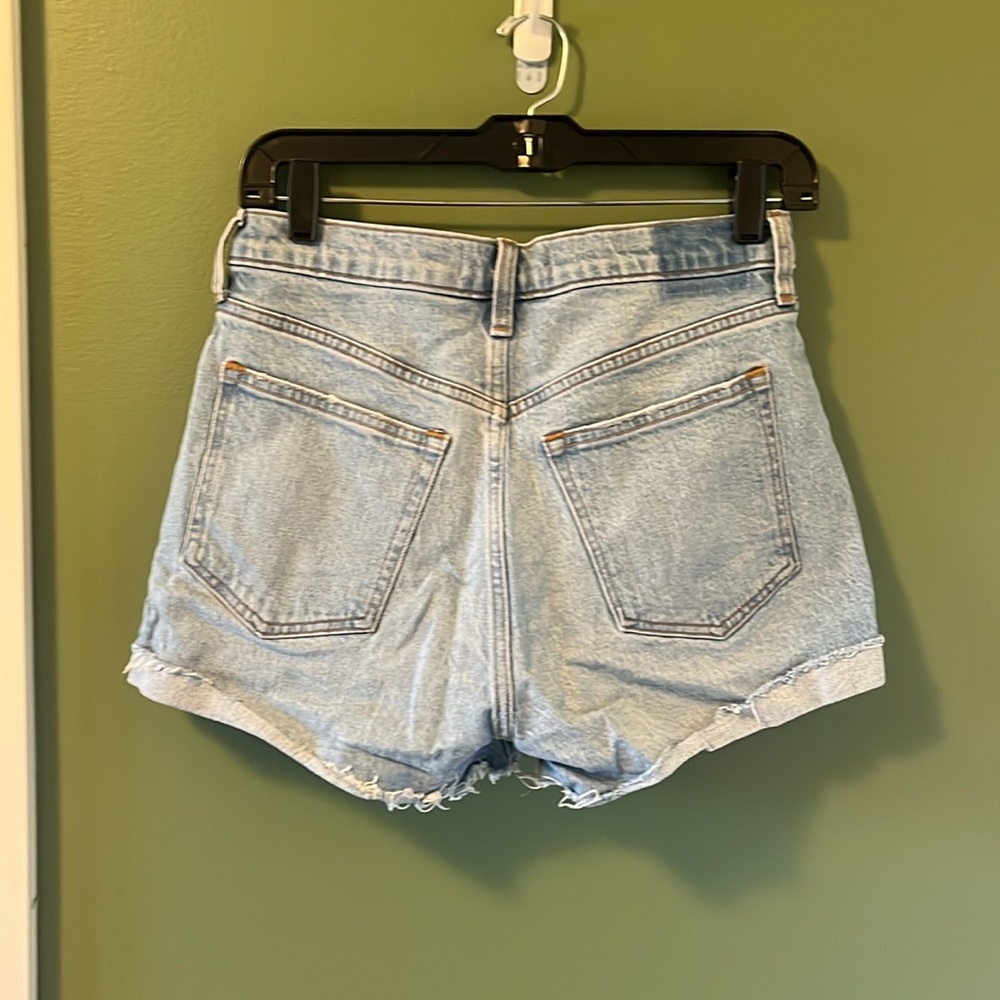 ABERCROMBIE - Mom High Rise Light Wash Jean shorts - Picture 2 of 4